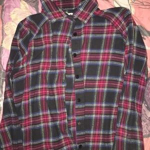 𝑖𝑡𝑠 𝑎 𝑟𝑒𝑑 𝑎𝑛𝑑 𝑏𝑙𝑢𝑒 𝑓𝑙𝑎𝑛𝑛𝑒𝑙